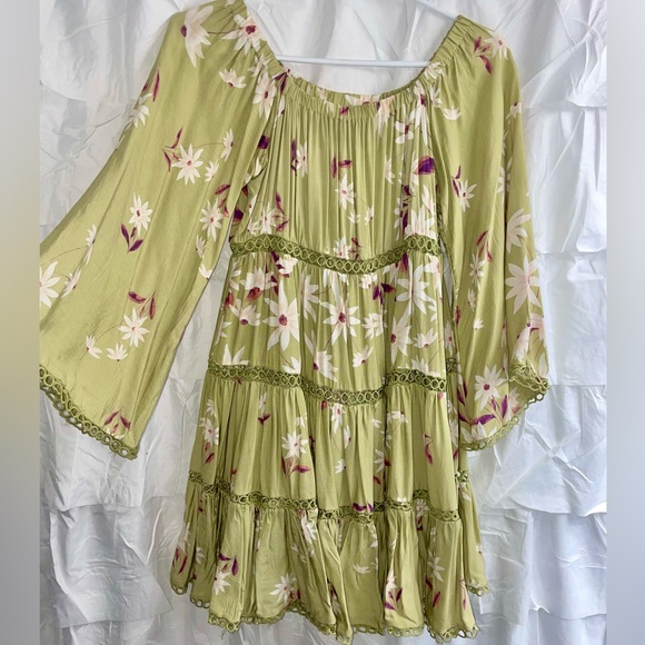 Light Green Floral Quarter Length Dress, Size Small - Picture 4 of 4